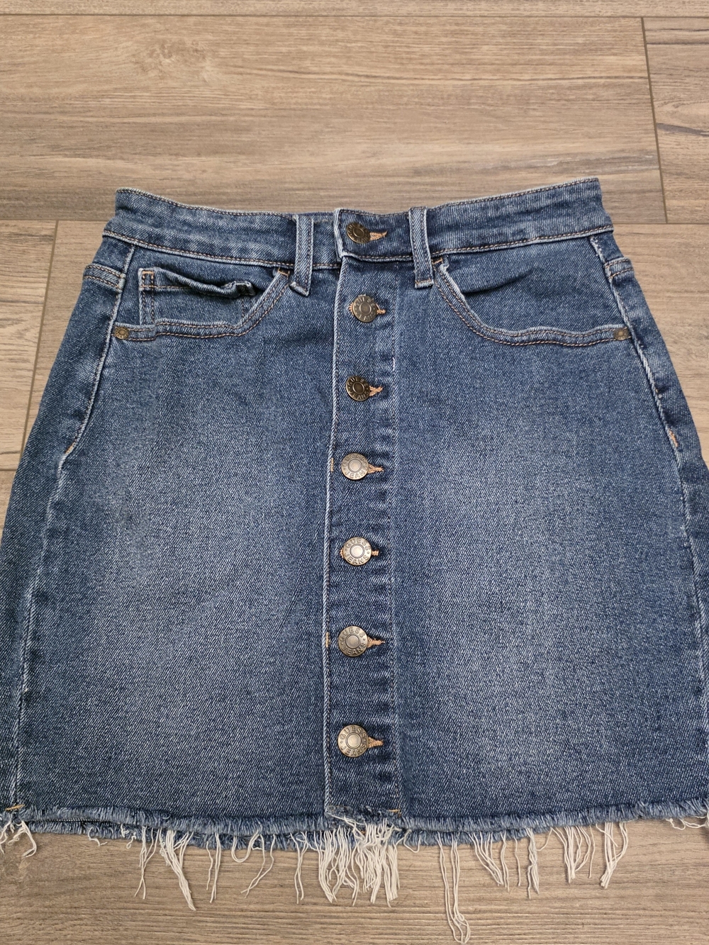 Guess Button-Front Denim Mini Skirt with Raw Fray Hem - Medium Wash Size Small